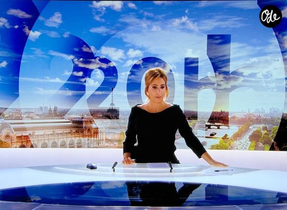 La journaliste a choisi de se mettre en retrait de la présentation du journal de 20 heures, tout en conservant les commandes de "Quelle époque !" sur France 2.

Léa Salamé présente son premier journal de 20 heures sur France 2 le 1er septembre 2025. © Alain Guizard / Bestimage
