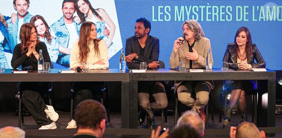 Laly Meignan , Cathy Andrieu , Lakshan Abeynayake, Philippe Vasseur et Elsa Esnoult lors d'une rencontre avec les membres de la série Les mystères de l'amour au festival Series Mania à Lille le 20 mars 2023.
© Stéphane Vansteenkiste / Bestimage