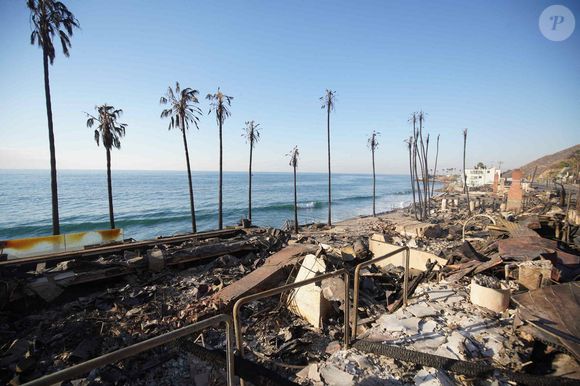 Des maisons à Malibu sont détruites par un incendie de forêt. 11 janvier 2025. Photo de Michael Ho Wai Lee/SOPA Images/SPUS/ABACAPRESS.COM