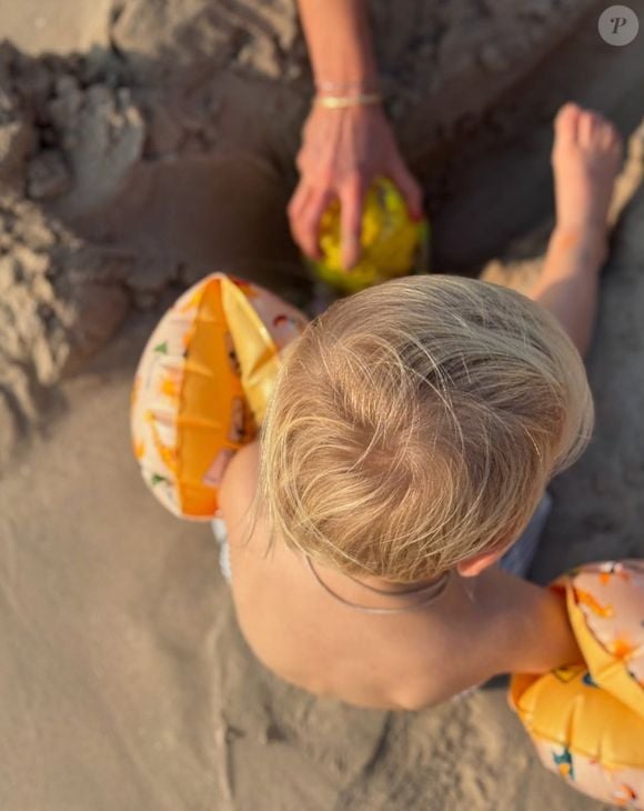 Preuve de son bonheur sur Instagram, la star des fourneaux a partagé de rares clichés de son quotidien à l'autre bout du monde... 

Léo, le fils de Cyril Lignac immortalisé sur Instagram (Capture d'écran).