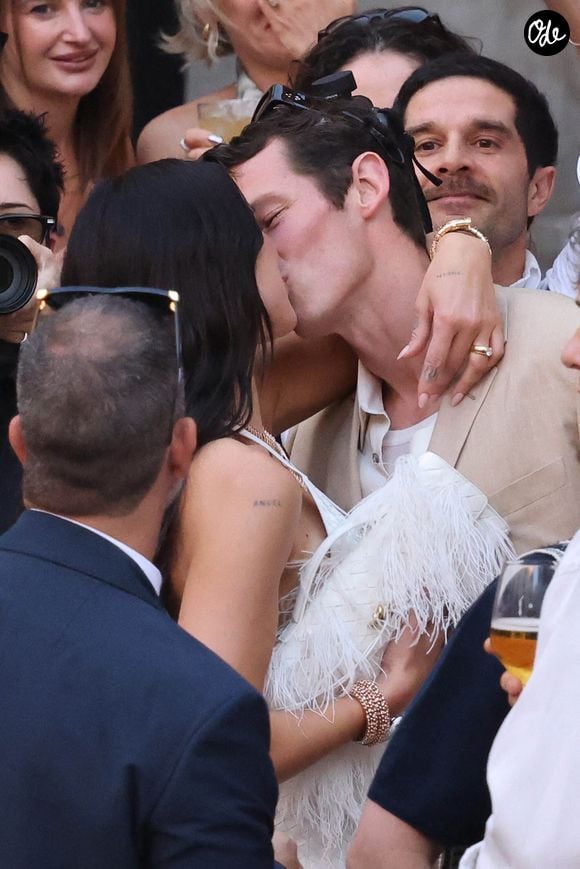 Sa conception aurait nécessité plus de 3 000 heures de travail. 

La chanteuse Dua Lipa et l'acteur Callum Turner ont été photographiés avant leur fête de mariage sur la Piazza Croce Dei Vespri à Palerme, en Italie, le 5 juin 2026. Photo : Snapix/ABACAPRESS.COM