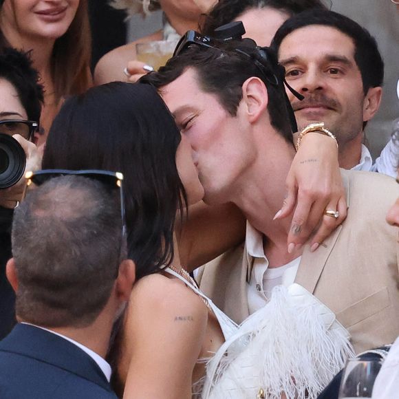 Sa conception aurait nécessité plus de 3 000 heures de travail. 

La chanteuse Dua Lipa et l'acteur Callum Turner ont été photographiés avant leur fête de mariage sur la Piazza Croce Dei Vespri à Palerme, en Italie, le 5 juin 2026. Photo : Snapix/ABACAPRESS.COM
