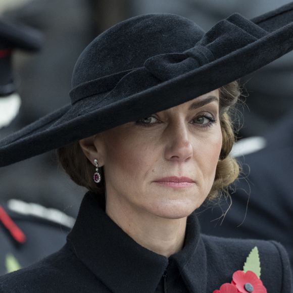 Pour la troisième fois de l'année, elle avait misé sur une superbe paire de boucles d'oreilles en rubis.

Kate Middleton lors de la cérémonie du souvenir organisée par la Royal British Legion au National Memorial Arboretum dans le Staffordshire le 11 novembre 2025. 

Photo : Goff  / Bestimage