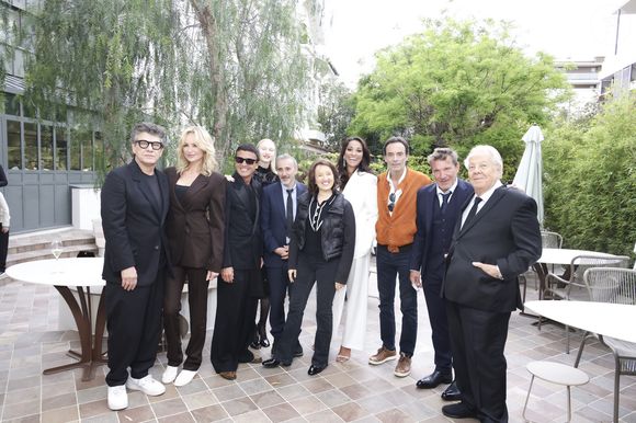 Marc Lavoine et sa compagne Adriana Karembeu ont partagé ce moment symphonique avec une foule de célébrités

Exclusif - Marc Lavoine et sa compagne Adriana Karembeu, Omar Harfouch, et sa femme Yulia, Elie Semoun, Anne Roumanoff, Cindy Fabre, Anthony Delon, Benjamin Castaldi, Massimo Gargia -  Concerto pour la paix de Omar Harfouch au théâtre de Béziers le 8 mai 2025 © Jack Tribeca / Bestimage