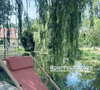 Le 20 juin 2026, l'animatrice de 46 ans a partagé dans sa story Instagram plusieurs images de son week-end au vert, dans les Yvelines, au sein du Domaine de Richebourg. 

Story Instagram postée par Caroline Ithurbide le 21 juin 2026