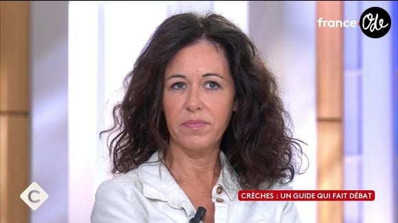 D’autres soutiennent Caroline Goldman et rappellent l’importance de poser des limites dans l’espace public.

Caroline Goldman sur le plateau de "C à vous la suite" sur France 5. Capture d'écran/France 5