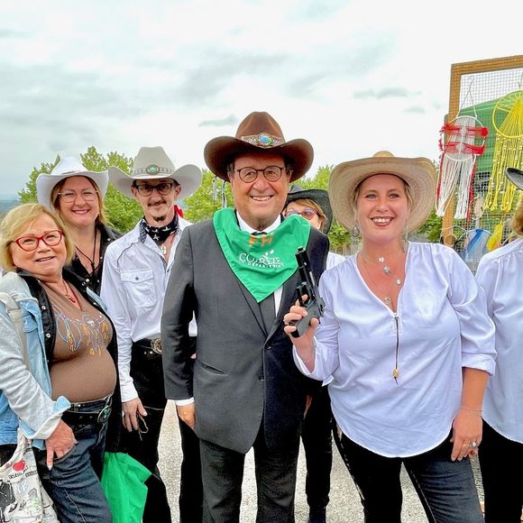 Le célèbre député de Corrèze est proche des habitants et l’a prouvé une fois de plus avec cette sortie publique qui n’a pas manqué de satisfaire les locaux, à en croire les nombreux sourires partagés

Exclusif - François Hollande, venu tester la danse country avec le club local, à l’arrivée de la 3ème étape de la 58ème édition du Tour Du Limousin-Périgord Nouvelle Aquitaine à Masseret (Corrèze), France, le 21 août 2025. © Fabien Faure/Bestimage