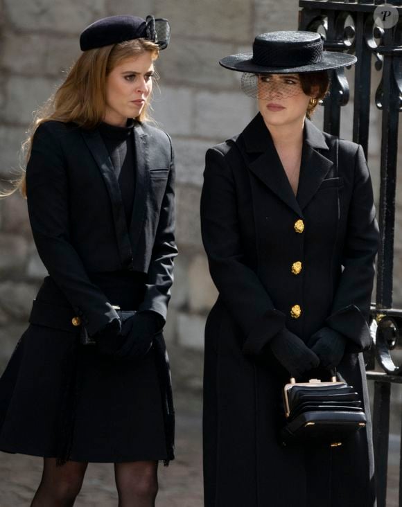 C'est ainsi qu'Athena s'appelle également Elizabeth, comme sa regrettée arrière-grand-mère Elizabeth II. Un choix que le couple avait déjà fait pour sa première fille, Sienna. 

La princesse Beatrice d’York, La princesse Eugenie d’York - Arrivées au service funéraire à l'Abbaye de Westminster pour les funérailles d'Etat de la reine Elizabeth II d'Angleterre. Le sermon est délivré par l'archevêque de Canterbury Justin Welby (chef spirituel de l'Eglise anglicane) au côté du doyen de Westminster David Hoyle. Londres, le 19 septembre 2022. © Agence/ Bestimage