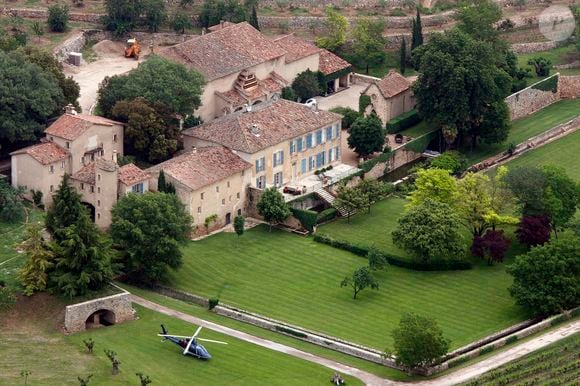 Et presque dix ans après la séparation, les ex ne parviennent toujours pas à trouver un terrain d'entente pour leur propriété du Var...

Le Château de Miraval à Correns, dans le sud de la France le 31 mai 2008.  Photo Abaca