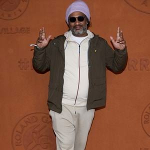 Interrogé par Le Parisien, le rappeur admet qu'il n'avait pas l'expérience nécessaire pour affronter la soudaine notoriété liée à son succès fulgurant.

Doc Gynéco au village (night session) lors des Internationaux de France de tennis de Roland Garros 2024, à Paris, France, le 31 mai 2024. © Jacovides-Moreau/Bestimage