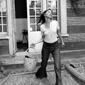 Ces chaussures des années 70 reviennent à la mode, une célèbre chanteuse et actrice les a portées !

Archives : Jane Birkin
Mirrorpix / Bestimage