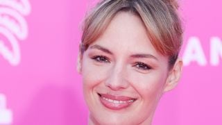 Louise Bourgoin : Aussi légère qu'une colombe en robe bustier et chaussées de souliers originaux mais fragiles