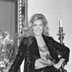 Dalida photographiée dans sa maison à Montmartre, au 11 bis, rue d’Orchampt, entourée de ses souvenirs de voyage