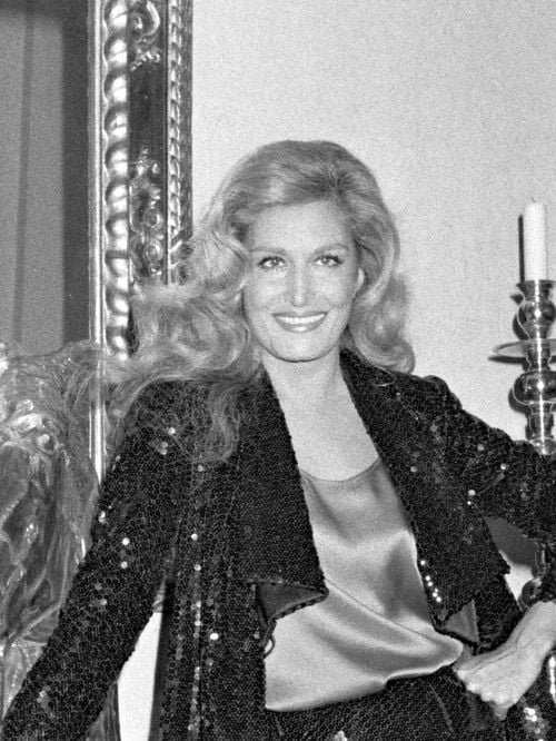 Dalida photographiée dans sa maison à Montmartre, au 11 bis, rue d’Orchampt, entourée de ses souvenirs de voyage