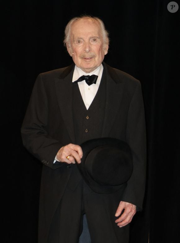 Popeck admet ne plus avoir envie de vivre, tout en précisant qu’il s’accroche à la vie pour son épouse Anne.

 Popeck - Anniversaire surprise de Popeck à l'occasion de ses 90 ans sur la scène du théâtre de Passy à Paris le 18 mai 2025. © Coadic Guirec/Bestimage
