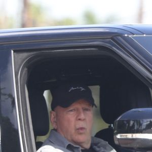 Bruce Willis a été aperçu sur le siège passager, profitant d'un trajet tranquille en compagnie de son garde du corps. Willis semblait calme et serein, observant les environs pendant le trajet.

©Backgrid USA / Bestimage