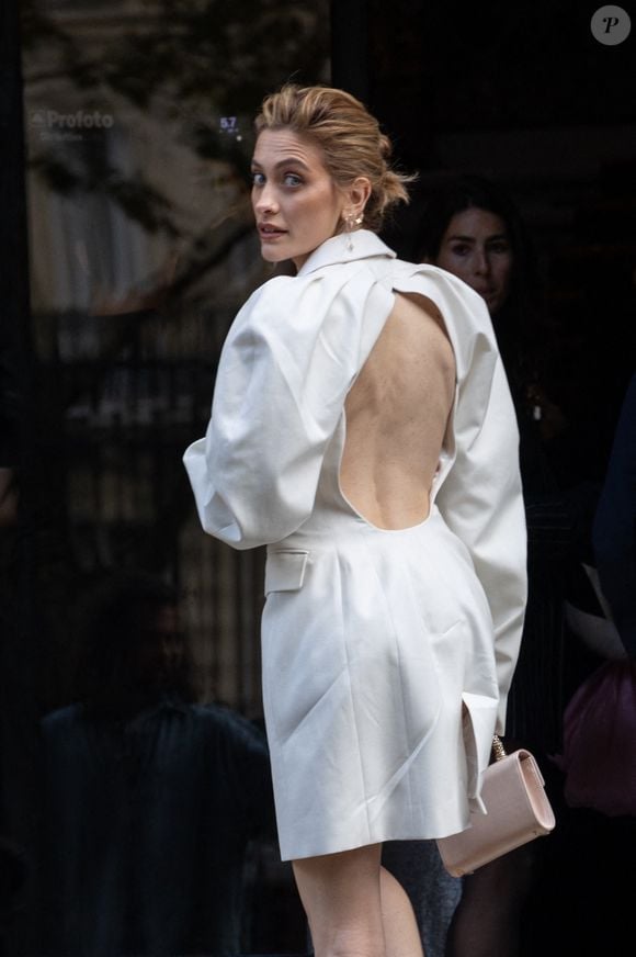 De junkie, la fille du King of pop est passée à ravissante jeune femme demandée dans toutes les fashion weeks. 

PFW - Paris Jackson est arrivée au défilé Nina Ricci lors du défilé Vêtement Femme Printemps-Été 2025 dans le cadre de la semaine de la mode à Paris le 27 septembre 2024 à Paris, France. Photo by Nasser Berzane/ABACAPRESS.COM