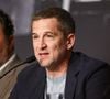 "Bouche-toi les oreilles, maintenant…", a-t-il plaisanté en s’adressant directement à Marion Cotillard avant de la complimenter sur son jeu d’actrice.

Denis Ménochet, Guillaume Canet lors de la conférence de presse pour le film Karma lors du 79ème Festival International du Film de Cannes le 16 mai 2026.

© Valentina Claret / Pool / Bestimage