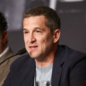 "Bouche-toi les oreilles, maintenant…", a-t-il plaisanté en s’adressant directement à Marion Cotillard avant de la complimenter sur son jeu d’actrice.

Denis Ménochet, Guillaume Canet lors de la conférence de presse pour le film Karma lors du 79ème Festival International du Film de Cannes le 16 mai 2026.

© Valentina Claret / Pool / Bestimage