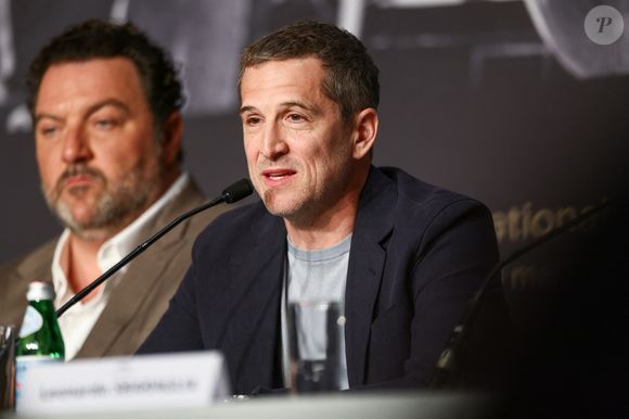 "Bouche-toi les oreilles, maintenant…", a-t-il plaisanté en s’adressant directement à Marion Cotillard avant de la complimenter sur son jeu d’actrice.

Denis Ménochet, Guillaume Canet lors de la conférence de presse pour le film Karma lors du 79ème Festival International du Film de Cannes le 16 mai 2026.

© Valentina Claret / Pool / Bestimage