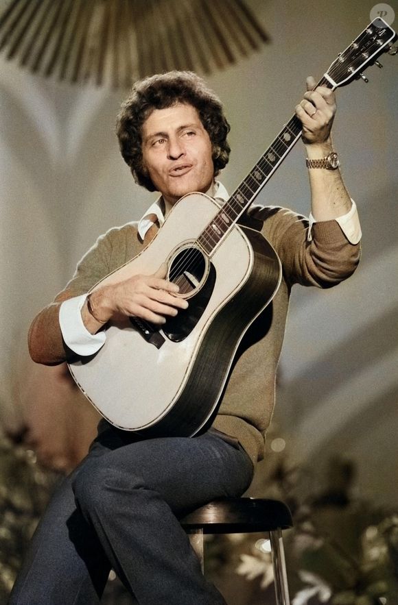 Joe Dassin, chanteur de chanson française, se produit en Allemagne, vers 1970. Photo by Alamy/ABACAPRESS.COM