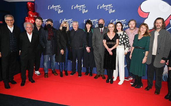 Victor Hadida, Laurent Dassault, Philippe Lellouche, Gérard Darmon, Brigitte Macron, Claude Lelouch et sa compagne Valérie Perrin, Eric Dupont-Moretti, Sandrine Bonnaire, Elsa Zylberstein, Olivier Rabourdin, Ludivine de Chastenet et Xavier Inbona - Avant-première du film "L'amour c'est mieux que la vie" réalisé par C. Lelouch dont c'est le 50ème film au cinéma UGC Normandie à Paris le 17 janvier 2022. © Coadic Guirec/Bestimage