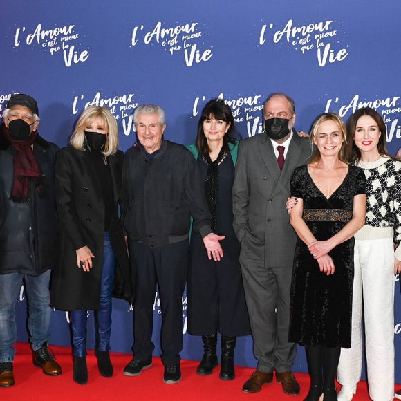 Victor Hadida, Laurent Dassault, Philippe Lellouche, Gérard Darmon, Brigitte Macron, Claude Lelouch et sa compagne Valérie Perrin, Eric Dupont-Moretti, Sandrine Bonnaire, Elsa Zylberstein, Olivier Rabourdin, Ludivine de Chastenet et Xavier Inbona - Avant-première du film "L'amour c'est mieux que la vie" réalisé par C. Lelouch dont c'est le 50ème film au cinéma UGC Normandie à Paris le 17 janvier 2022. © Coadic Guirec/Bestimage