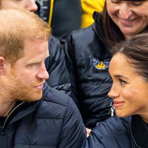 Le prince Harry, duc de Sussex et Meghan Markle, duchesse de Sussex, assistent à un match de basketball en fauteuil lors des "Invictus Games Vancouver Whistler 2025" à Vancouver, le 9 février 2025.  © Backgrid USA / Bestimage