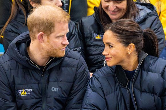 Le prince Harry, duc de Sussex et Meghan Markle, duchesse de Sussex, assistent à un match de basketball en fauteuil lors des "Invictus Games Vancouver Whistler 2025" à Vancouver, le 9 février 2025.  © Backgrid USA / Bestimage
