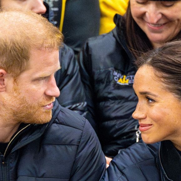 Le prince Harry, duc de Sussex et Meghan Markle, duchesse de Sussex, assistent à un match de basketball en fauteuil lors des "Invictus Games Vancouver Whistler 2025" à Vancouver, le 9 février 2025.  © Backgrid USA / Bestimage
