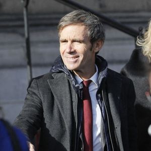 Sa société Particules Productions produit l’émission, lui assurant plus de 335 000 euros par an, plus 2,5 millions d’euros de dividendes depuis 2017.

David Pujadas aux obsèques de Etienne Mougeotte en l'église Saint-François-Xavier à Paris, le 13 octobre 2021

© Jacovides-Clovis / Bestimage