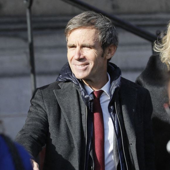Sa société Particules Productions produit l’émission, lui assurant plus de 335 000 euros par an, plus 2,5 millions d’euros de dividendes depuis 2017.

David Pujadas aux obsèques de Etienne Mougeotte en l'église Saint-François-Xavier à Paris, le 13 octobre 2021

© Jacovides-Clovis / Bestimage