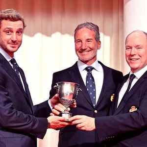 Pierre Casiraghi, Paul Cayard et le prince Albert II de Monaco durant la cérémonie d'intronisation des nouveaux membres du Yacht Club de Monaco ainsi que la remise des YCM Awards-Trophée Credit Suisse 2025, présidé par le prince Albert II de Monaco, le 16 décembre 2025, au Yacht Club de Monaco. Le titre de "régatier du Y.C.M. de l'année 2025" a été remporté par Pierre Casiraghi. Ce sont les membres du Club qui ont voté et choisi entre plusieurs régatiers. © Bruno Bebert / Bestimage