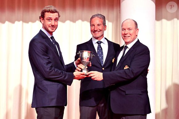 Pierre Casiraghi, Paul Cayard et le prince Albert II de Monaco durant la cérémonie d'intronisation des nouveaux membres du Yacht Club de Monaco ainsi que la remise des YCM Awards-Trophée Credit Suisse 2025, présidé par le prince Albert II de Monaco, le 16 décembre 2025, au Yacht Club de Monaco. Le titre de "régatier du Y.C.M. de l'année 2025" a été remporté par Pierre Casiraghi. Ce sont les membres du Club qui ont voté et choisi entre plusieurs régatiers. © Bruno Bebert / Bestimage