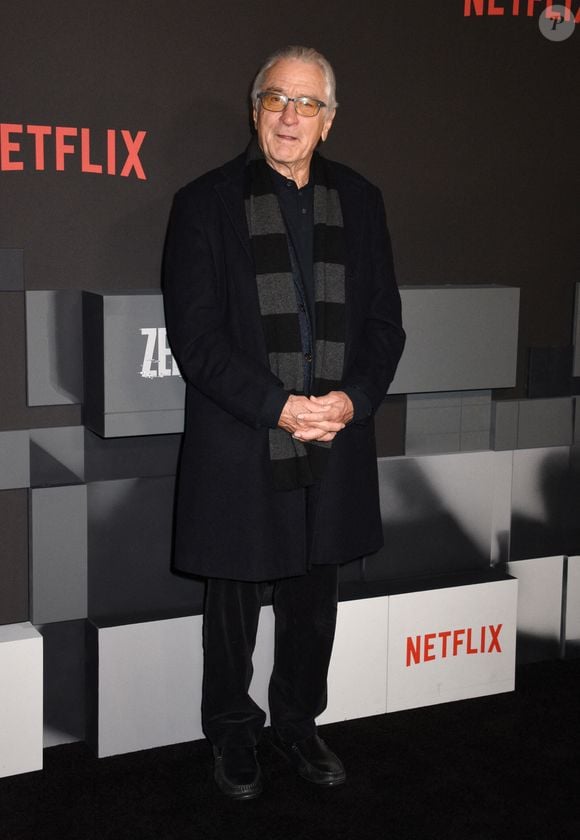 À 81 ans, Robert De Niro est totalement gaga de sa dernière fille, comme il le confie dans l’émission "The Scott Mills Breakfast Show" diffusée sur BBC Radio 2.

Robert De Niro à la première mondiale de "Zero Day" de Netflix à l'hôtel Plaza à New York le 18 février 2025.
©Photo Press Service / BESTIMAGE