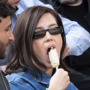 Adele Exarchopoulos en tribunes lors de la finale messieurs des Internationaux de France de Tennis de Roland Garros 2025 (jour 15), à Paris, France, le 8 juin 2025. © Cyril Moreau/Bestimage