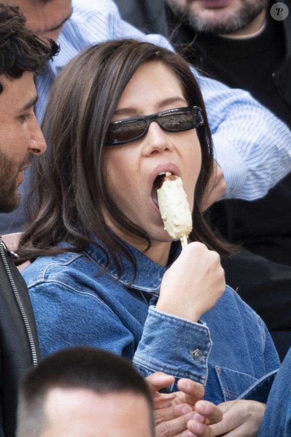 Adele Exarchopoulos en tribunes lors de la finale messieurs des Internationaux de France de Tennis de Roland Garros 2025 (jour 15), à Paris, France, le 8 juin 2025. © Cyril Moreau/Bestimage