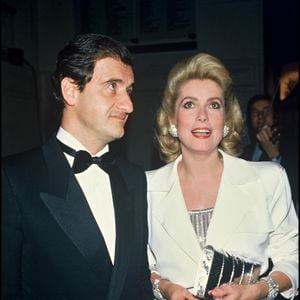 Face à des propos antisémites, Catherine Deneuve avait répondu avec aplomb : "En l’occurrence, il est bourbonien et je vous emmerde".

Archives - Pierre Lescure et Catherine Deneuve lors d'une soirée à Paris en 1985 @RINDOFF-PATERSON / BESTIMAGE