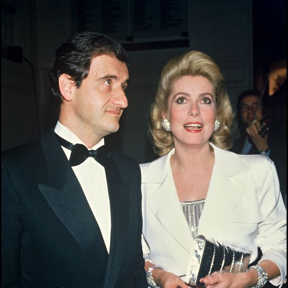 Face à des propos antisémites, Catherine Deneuve avait répondu avec aplomb : "En l’occurrence, il est bourbonien et je vous emmerde".

Archives - Pierre Lescure et Catherine Deneuve lors d'une soirée à Paris en 1985 @RINDOFF-PATERSON / BESTIMAGE