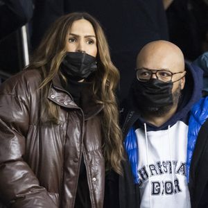 Vitaa et son mari Hicham Bendaoud au match de Ligue 1 Uber Eats "PSG contre Monaco (2-0)" au Parc des Princes à Paris le 12 décembre 2021. © Cyril Moreau/Bestimage