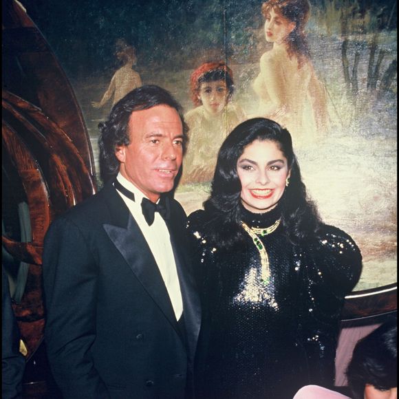 Archives - Julio Iglesias lors d'une soirée chez Maxim's à Paris en 1985. (AGENCE / BESTIMAGE).