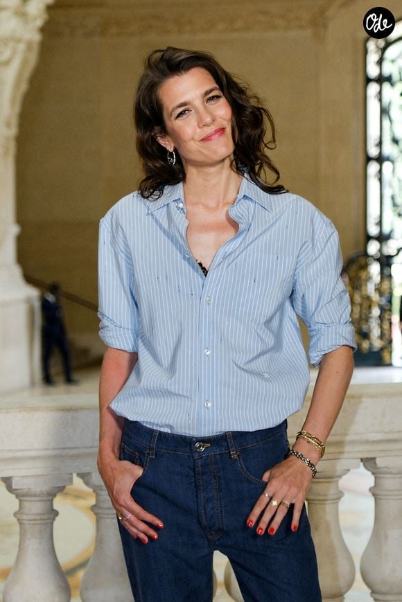Autre muse de la griffe à faire une apparition très remarquée : Charlotte Casiraghi. 

Charlotte Casiraghi au deuxième défilé Chanel "Collection Haute Couture Automne/Hiver 2026-2027" lors de la Fashion Week de Paris, le 7 juillet 2026

© Pauline Mourey / Bestimage