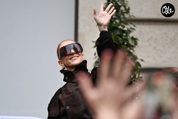 Céline Dion salue ses fans sous la pluie, à la sortie de l’hôtel Royal Monceau à Paris, avant de rejoindre "La Plenitude Arena de Paris La Défense" pour poursuivre sa série de concerts, le 30 septembre 2026. © Lionel Urman / Bestimage