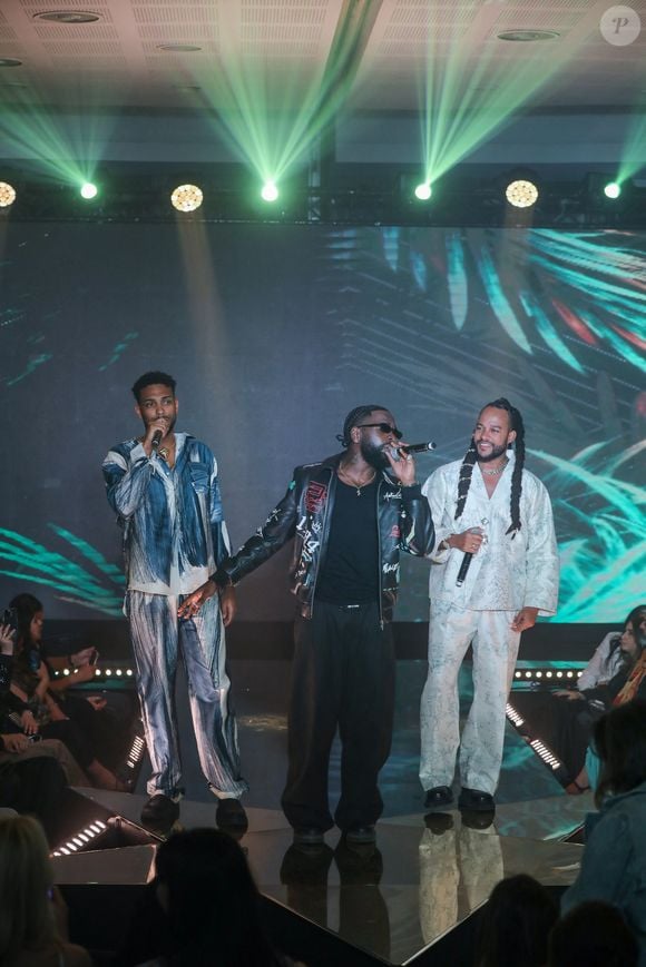 Exclusif - Tayc, le groupe Calema - 20ème édition du Casa Fashion show by K. Cheddadi au Sofitel Casablaca Tour Blanche à Casablanca au Maroc le 10 mai 2025. K. Cheddadi, fondatrice/productrice du projet et son directeur artistique Hakim Ghorab, ont invité le public à une balade onirique dans une nature sereine. Une nature tendrement éclairée par les derniers rayons du soleil couchant, puis par la clarté opaline de la lune... "Les déesses du crépuscule " arborent des silhouettes spectaculaires aux teintes chaudes : le rose pâle, l'orange, le bleu, le noir ou encore le doré est de rigueur...
"Vous n'avez pas besoin d'être une célébrité pour avoir votre moment tapis rouge, chaque femme a le droit de briller"... Spécialisée dans les robes couture pièces uniques, amoureuse d'art et de mode, M. Paris à ouvert le bal tandis que S. Chraibi, l'une des rares créatrices marocaines à figurer dans le calendrier officiel de la Haute Couture parisienne, clôture le Casa Fashion Show 2025 en tant qu'invitée d'honneur, pour la seconde année consécutive.
Et parce que le Casa Fashion Show se veut le miroir de notre société. Plurielle, audacieuse et avant-gardiste... Il ne s'agit pas de présenter un simple défilé mais un véritable show combinant mode, musique et danse. Tayc, le groupe Calema et Lartiste ont fait vibré le catwalk.. Ils ont interprété des tubes iconiques de leur répertoire, entourés de 30 mannequins internationaux ; parmi lesquels A. Petit (Miss France 2021), A. Benayoum (Miss World France 2021) ou encore les tops models J. Soultan et V. Bronova.
L'événement était animé par I. Vandamme, notamment connue pour sa participation à l'émission " Danse avec les Stars " sur TF1, et ce depuis 2019. © Philippe Doignon/Bestimage