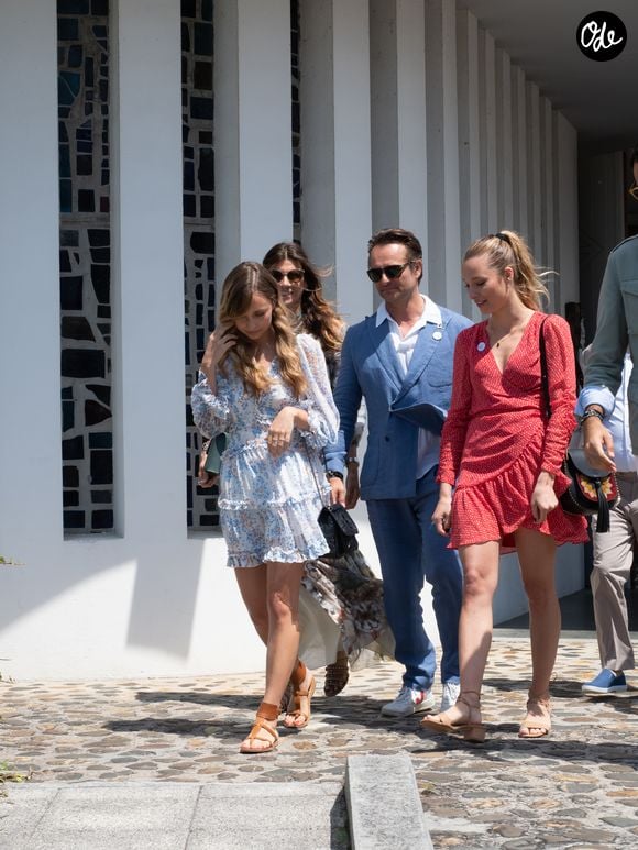 David Hallyday avec sa femme Alexandra et ses filles Emma et Ilona lors du mariage de Laura Smet et Raphaël Lancrey-Javal à l'église Notre-Dame des Flots au Cap-Ferret le jour de l'anniversaire de son père Johnny Hallyday le 15 juin 2019.

Agence / Bestimage