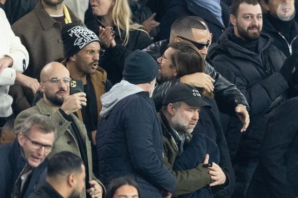 Malik Bentalha, Dj Snake et Pedro Winter, Roman Frayssinet - Célébrités dans les tribunes du match de Ligue des Champions entre le PSG contre le Bayern de Munich (1-2) au Parc des Princes à Paris le 4 novembre 2025. © Cyril Moreau/Bestimage