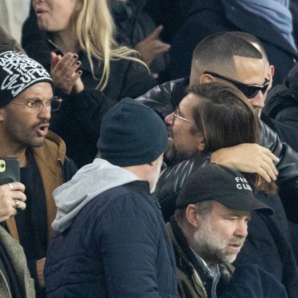 Malik Bentalha, Dj Snake et Pedro Winter, Roman Frayssinet - Célébrités dans les tribunes du match de Ligue des Champions entre le PSG contre le Bayern de Munich (1-2) au Parc des Princes à Paris le 4 novembre 2025. © Cyril Moreau/Bestimage