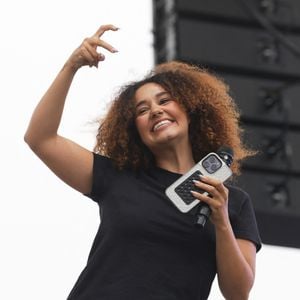 Lena Mahfouf (Lena Situations)  lors du concert à l'occasion de l'opération "vacances de OUF, journée des oubliés des vacances" pour les 80 ans du Secours Populaire au Champ-de-Mars à Paris le 20 août 2025.

© Coadic Guirec / Bestimage