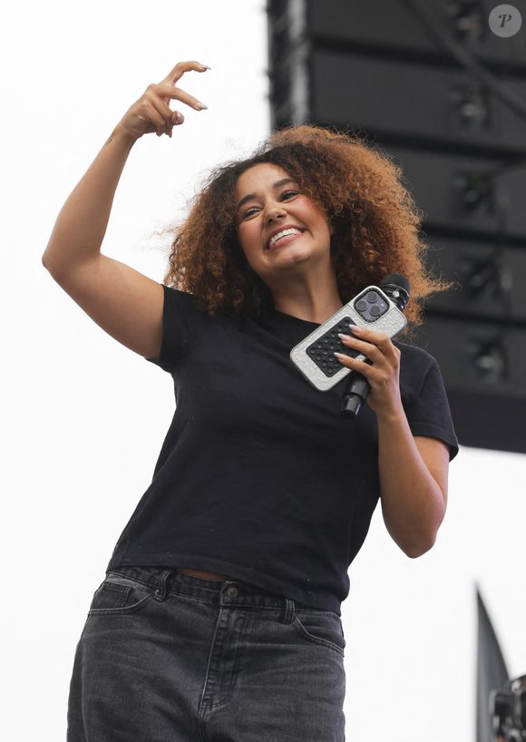 Lena Mahfouf (Lena Situations)  lors du concert à l'occasion de l'opération "vacances de OUF, journée des oubliés des vacances" pour les 80 ans du Secours Populaire au Champ-de-Mars à Paris le 20 août 2025.

© Coadic Guirec / Bestimage