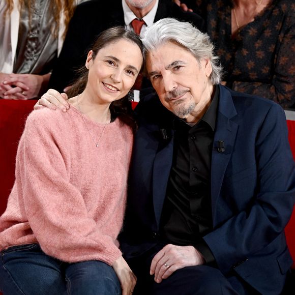 Exclusif - Serge Lama et son épouse Luana Santonino - Enregistrement de l'émission "Vivement dimanche" au studio Gabriel à Paris le 23 janvier 2024, diffusée le 11 février 2024 sur France 3.
© Guillaume Gaffiot / Bestimage

No web pour la Belgique et la Suisse